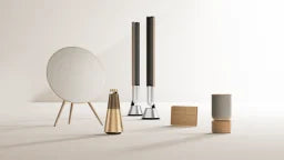 Verschillende Bang & Olufsen speakers in een woonkamer: Beolab 28, Beoplay A9, Beosound Level en Beosound 2