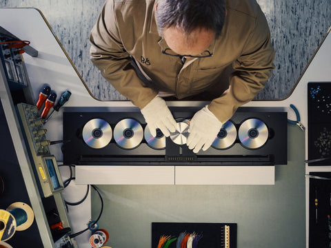 Een Beosound 9000 wordt gerestaureerd in de werkplaats van Bang & Olufsen