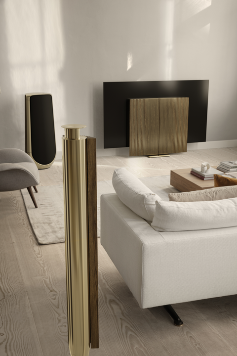 Beovision Harmony met Beolab-luidsprekers in een lichte woonkamer